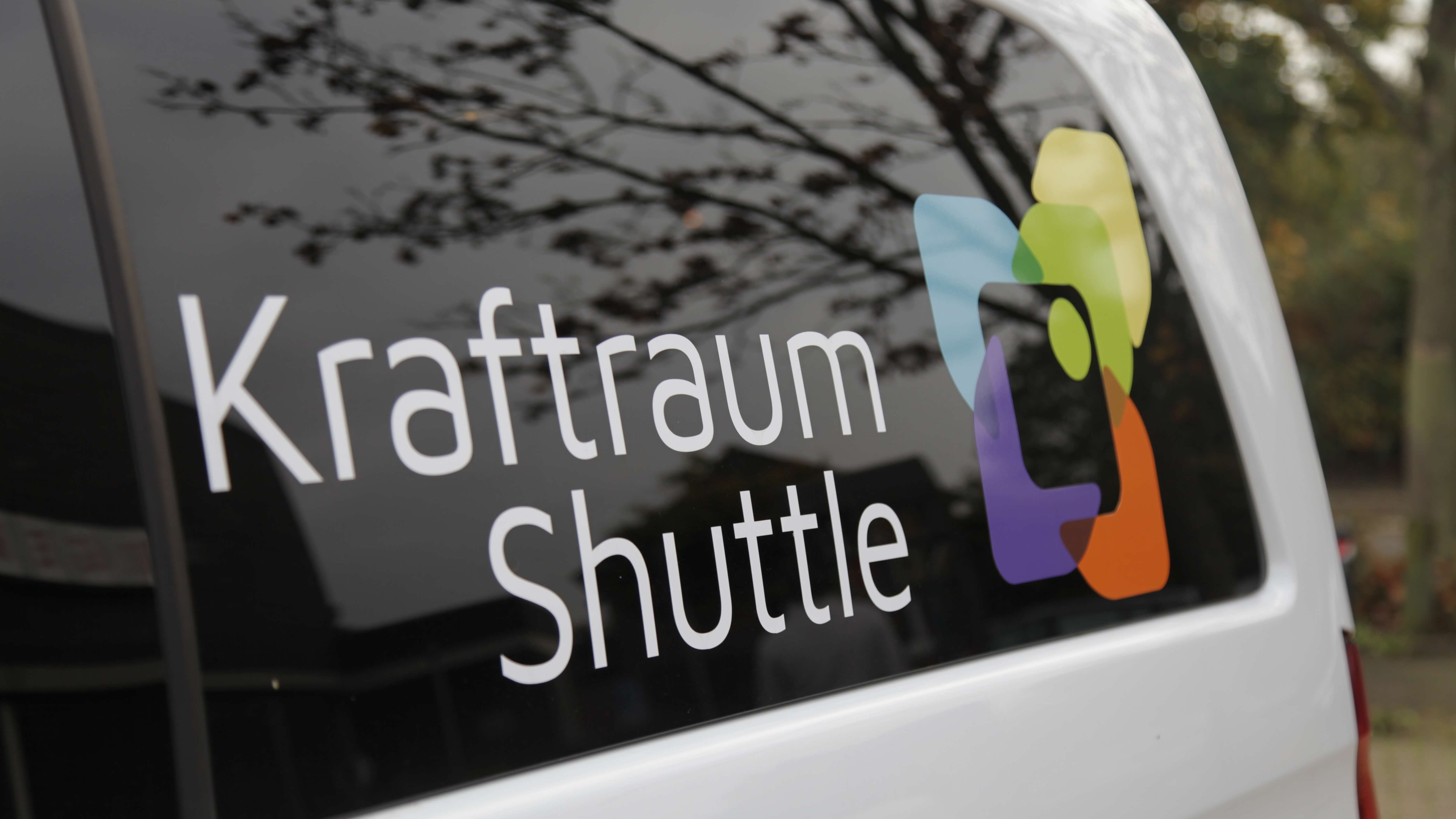 Detail des Logos des Kraftraum-Shuttles auf der Fensterscheibe