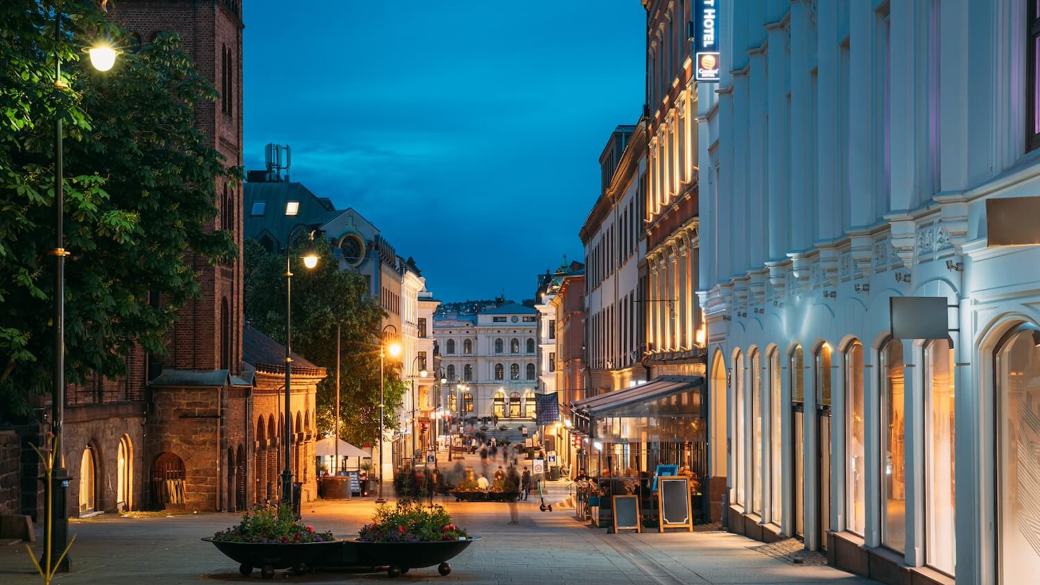 Eine Straße bei Nacht in der Innenstadt von Oslo.