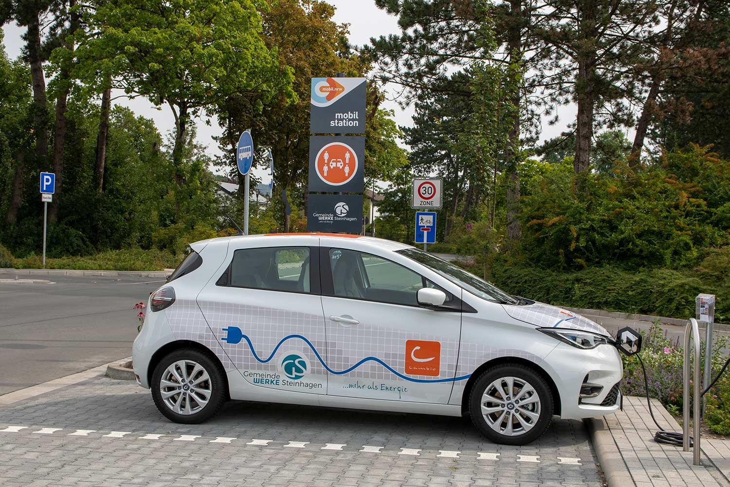 Ein E-Auto wird an der Mobilstation Steinhagen ZOB geladen.