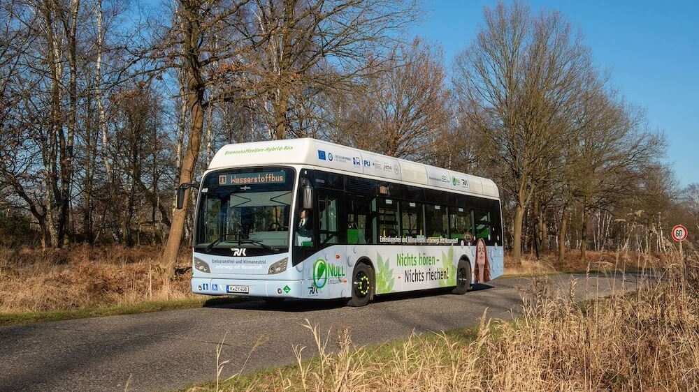 Ein RVK-Wasserstoffbus im Einsatz.