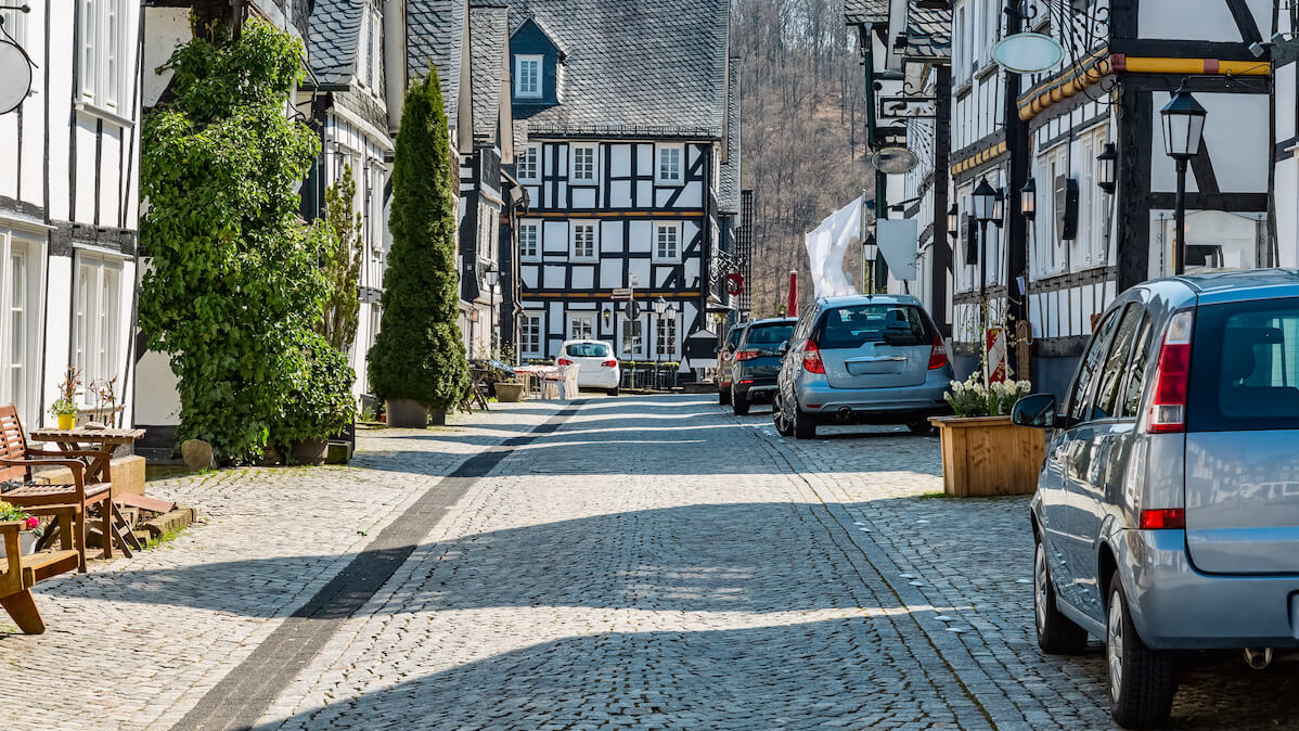 Blick in die Straßen der Altstadt Freudenbergs mit parkenden Autos am Rand.