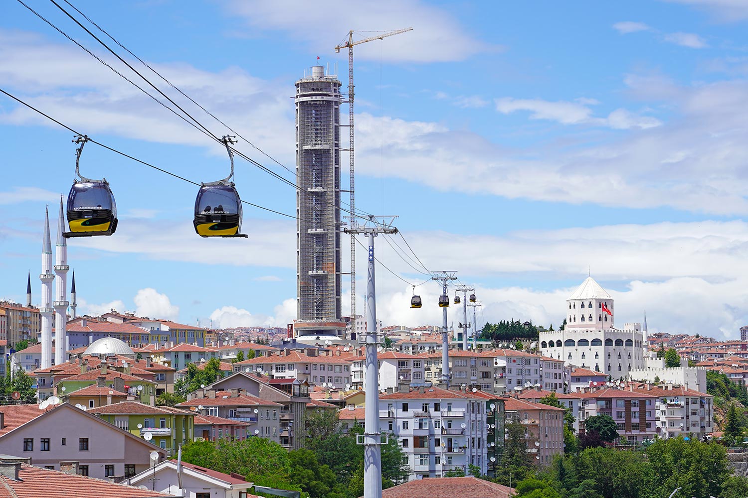 Die Seilbahn über den Dächern von Ankara.