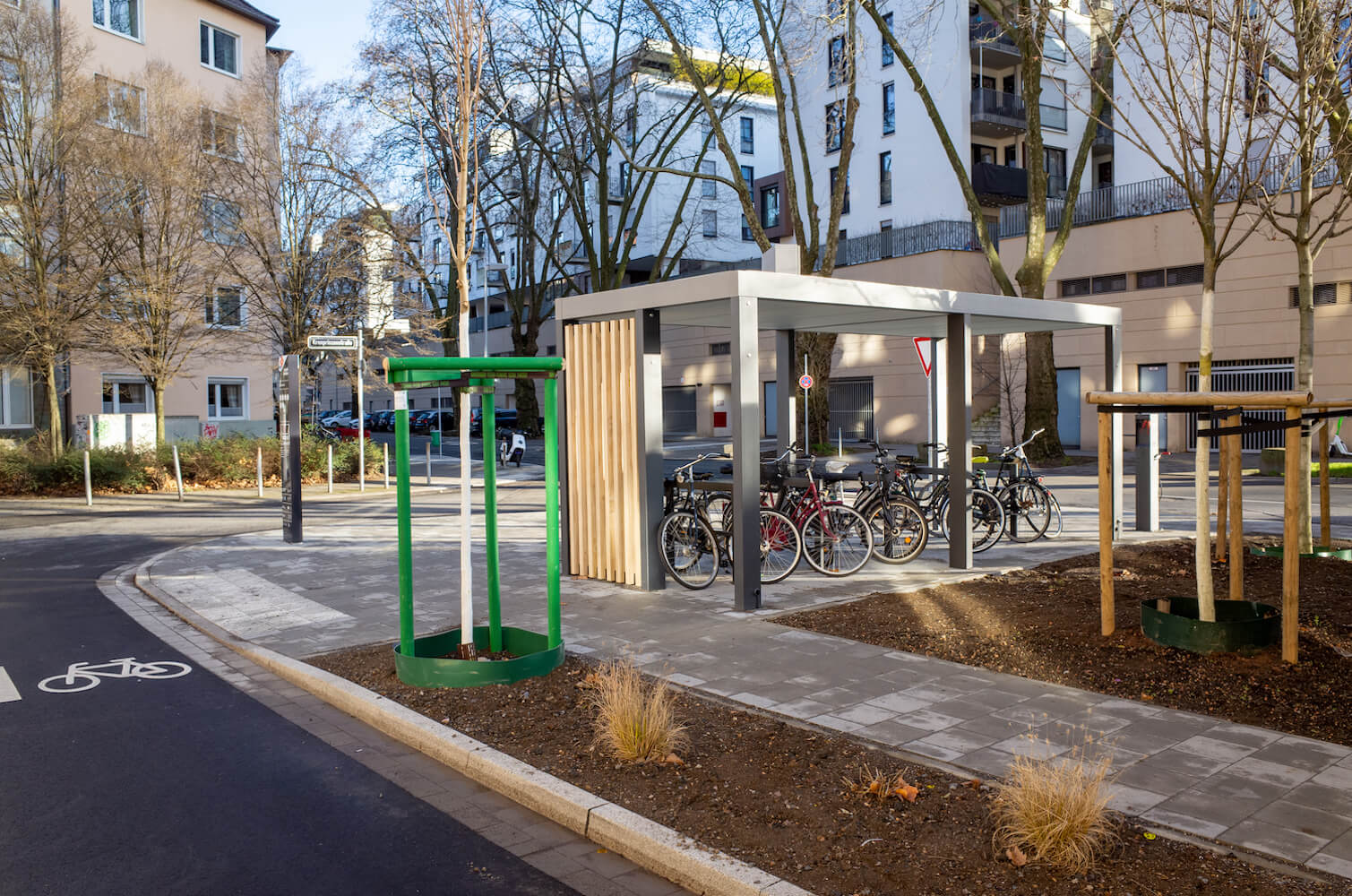 Überdachter Stellplatz für Fahrräder am Bachpplätzchen Düsseldorf