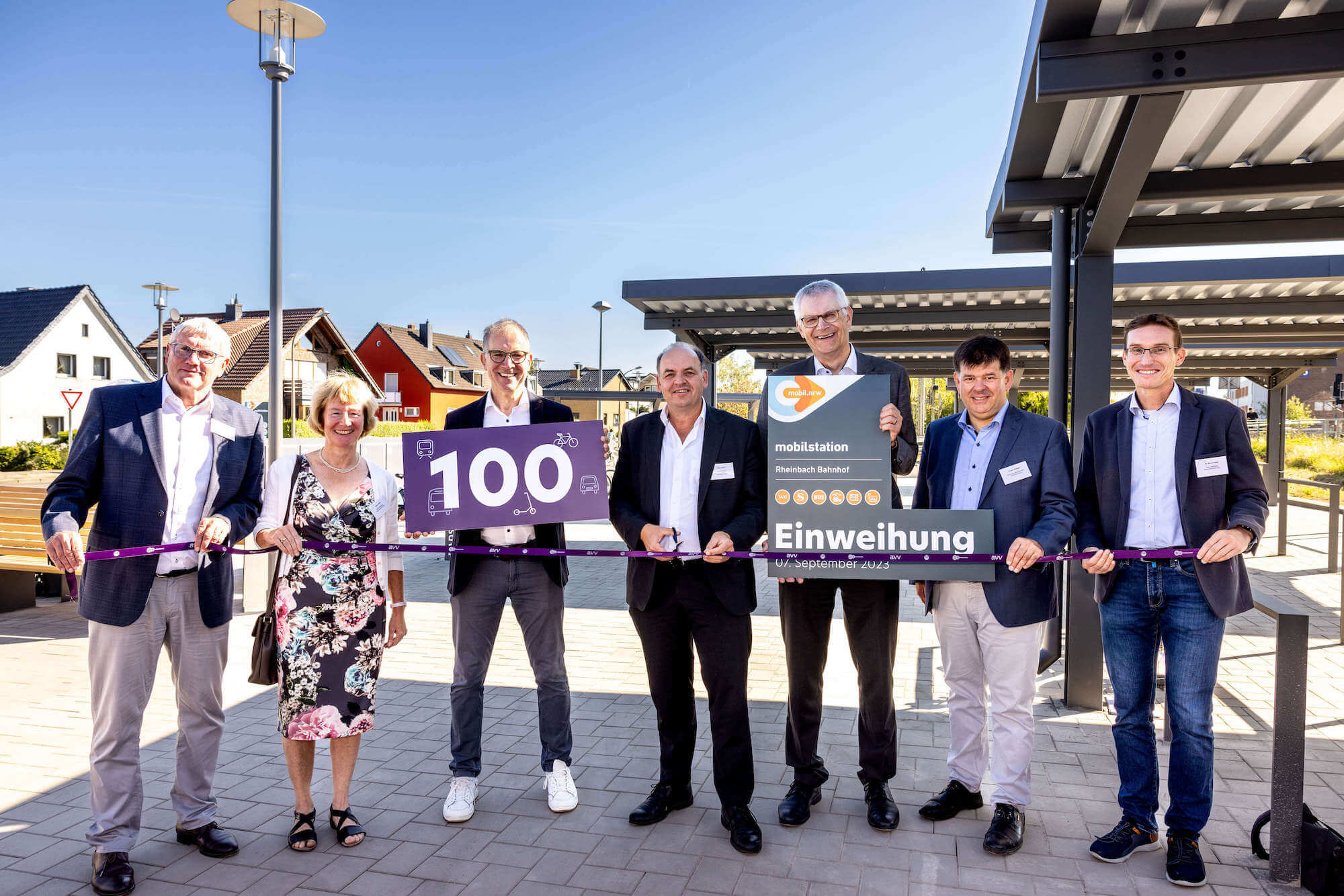 Vertreter der Verkehrsunternehmen und des Ministeriums bei der Eröffnungsfeier der 100. Mobilstation im go.Rheinland-Gebiet