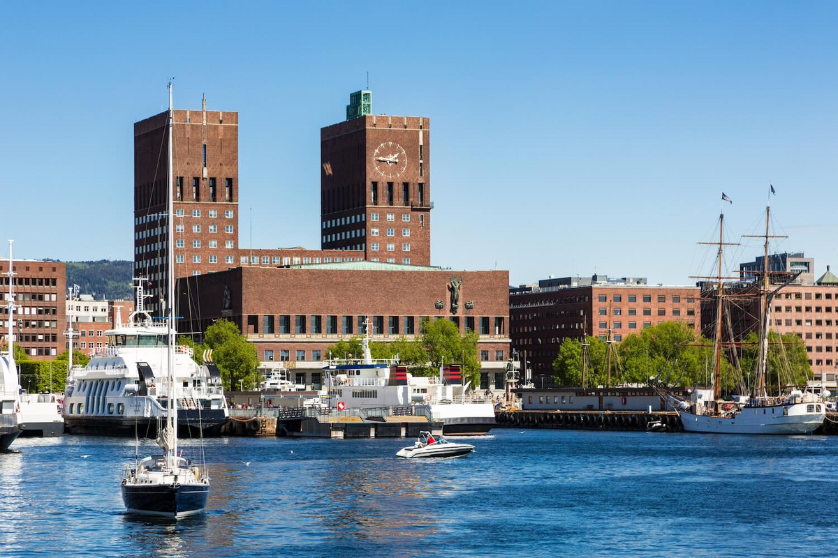 Blick vom Wasser aus auf die Fähren im Hafen von Oslo.