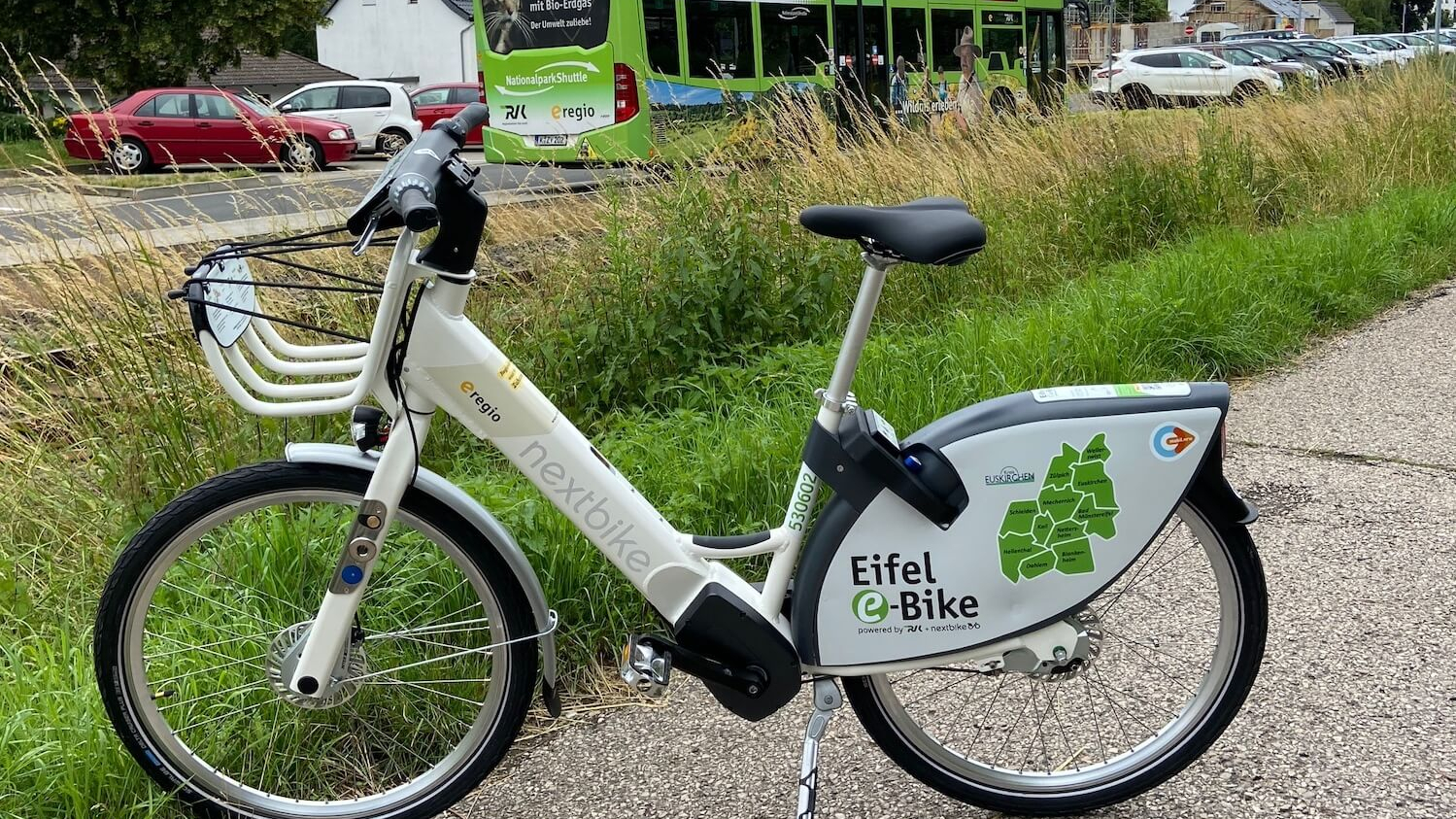 Das Eifeler Dorfrad steht auf Weg.