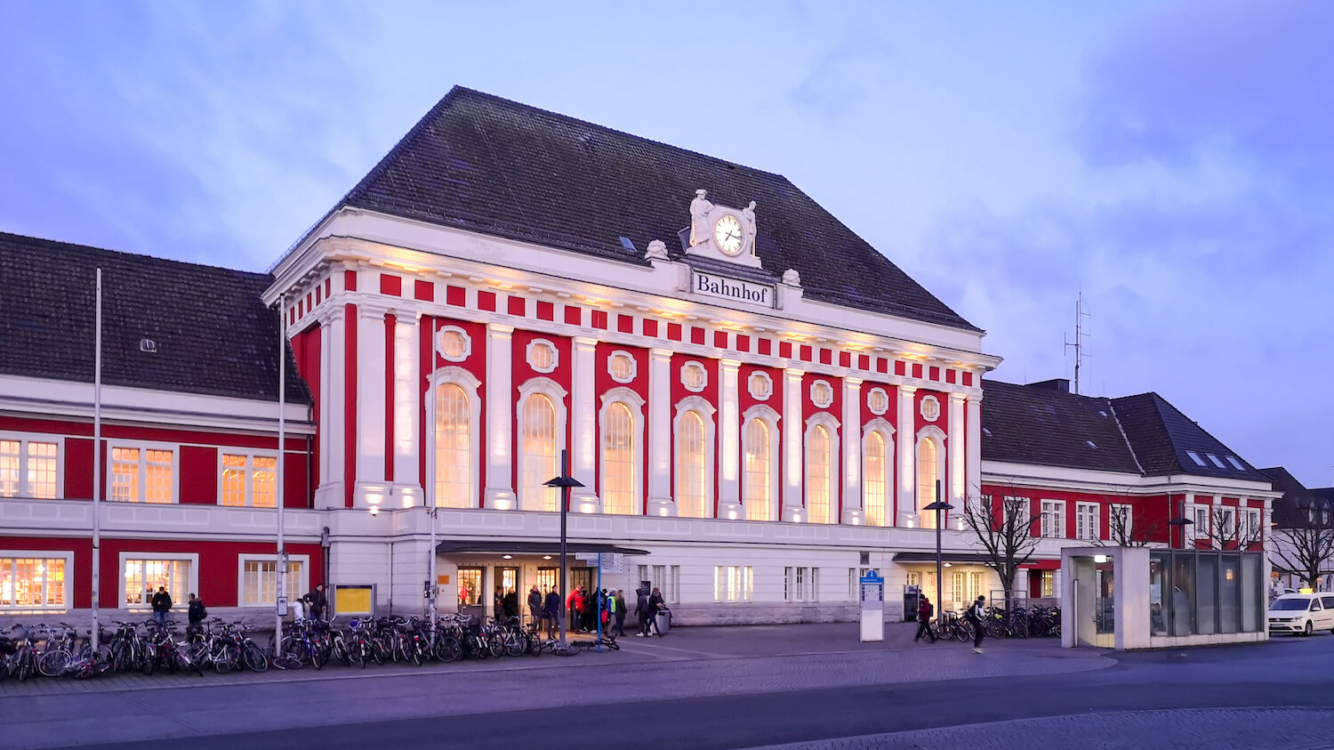 Der Bahnhof Hamm im Abendlicht