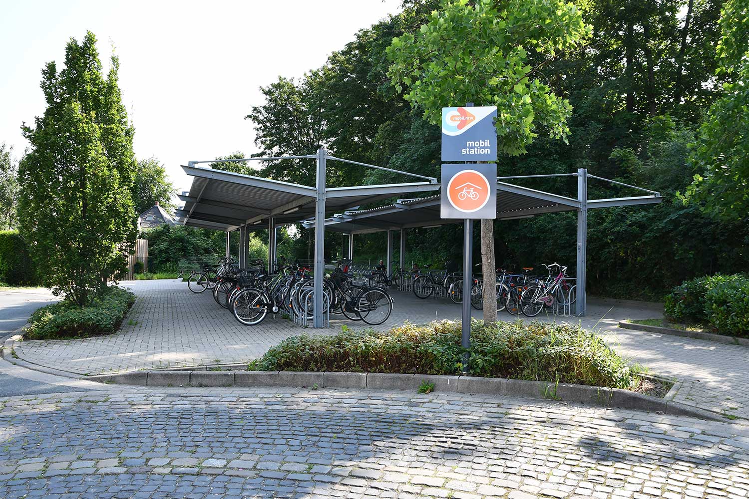 Ein Fahrradstellplatz an der Mobilstation Rheda-Wiedenbrück.